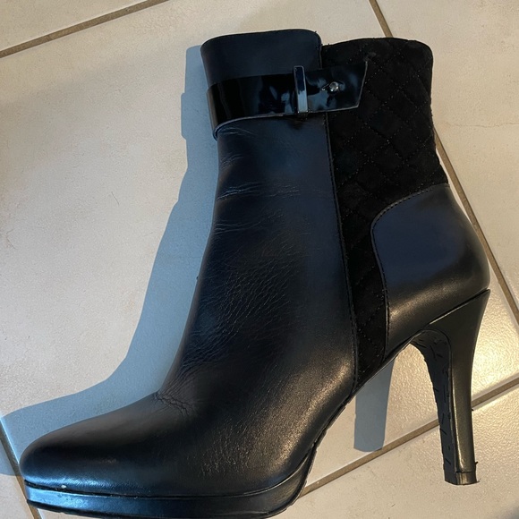 Black Tahari Heeled Booties. - Picture 2 of 5